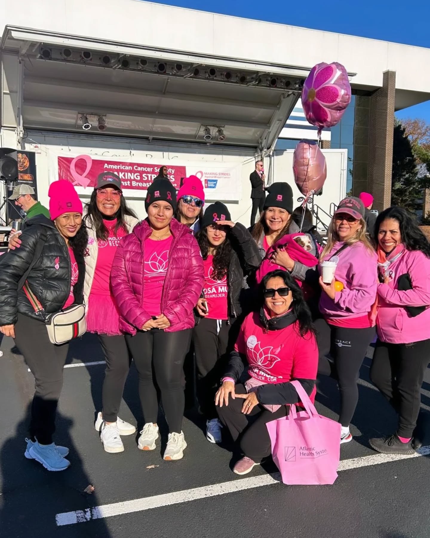 Participantes de Rosa Mujer caminando juntas