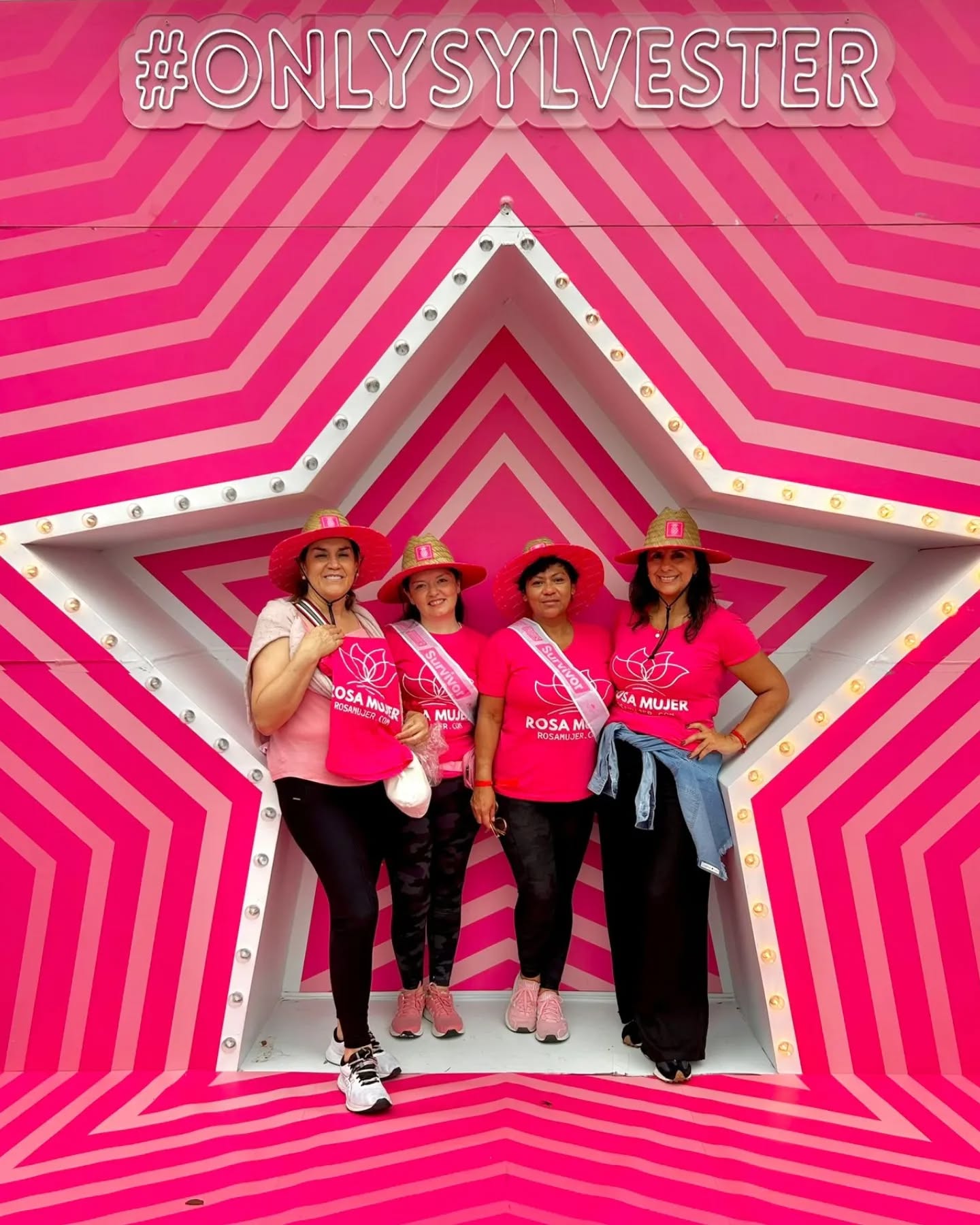 Grupo Rosa Mujer durante la caminata