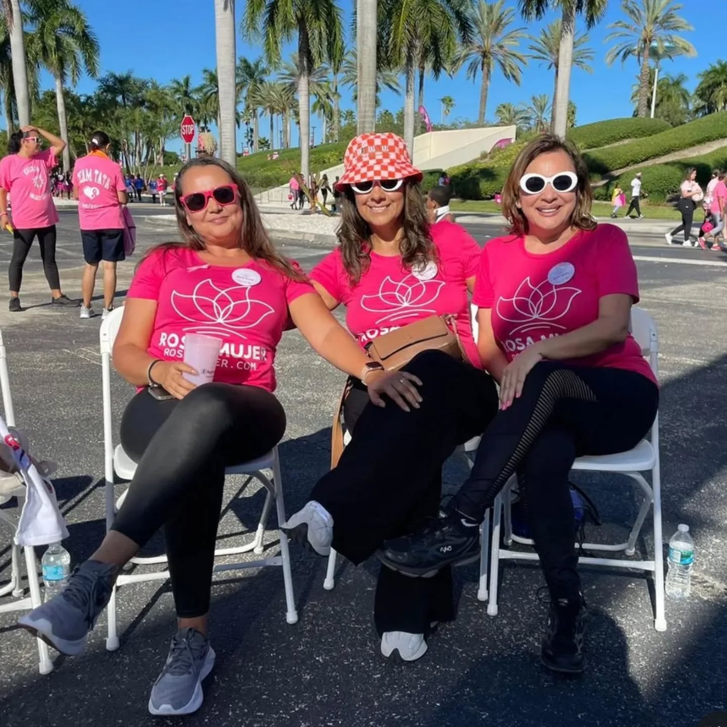 Participantes de Rosa Mujer con camisetas rosadas